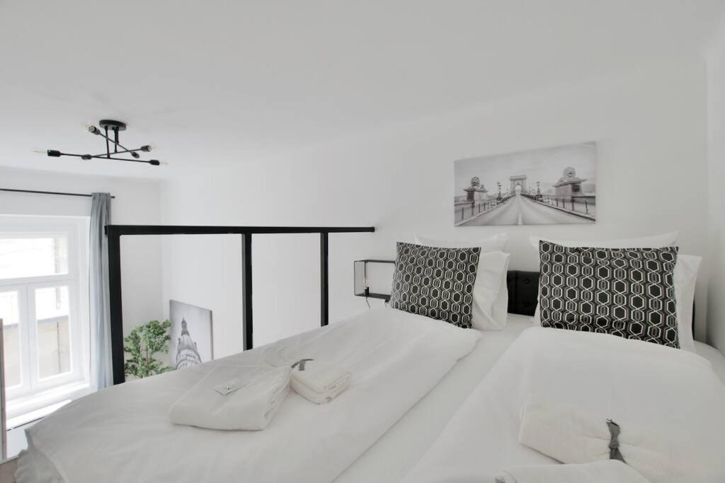 Premium Apartment By Hi5- Brody Street Boedapest Buitenkant foto