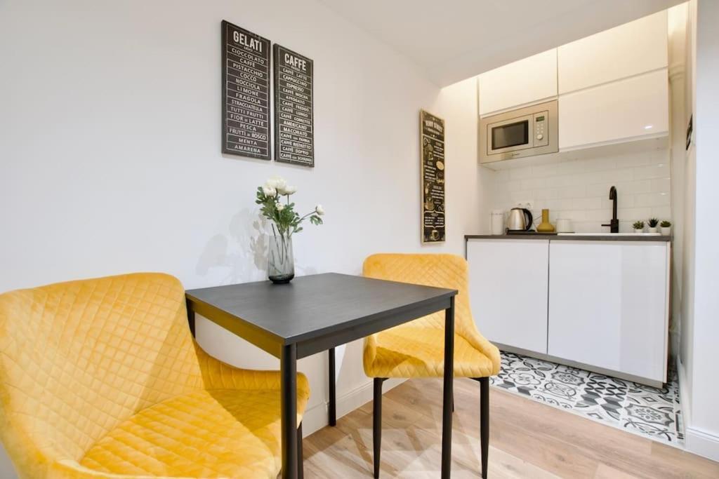 Premium Apartment By Hi5- Brody Street Boedapest Buitenkant foto